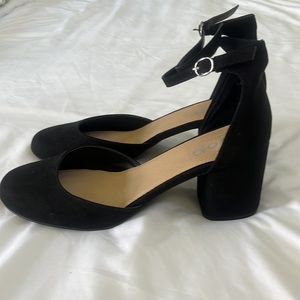 NWOT Ankle strap heeled Size 11 M black suede like shoes